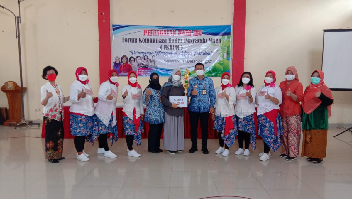 Penyerahan Hadiah lalu berfoto bersama, Kepala Puskesmas Mijen, Ketua PKK Kecamatan Mijen, Lurah Cangkiran, Ketua PKK Kelurahan Cangkiran, Kasi Kesos Kelurahan cangkiran dan Peserta